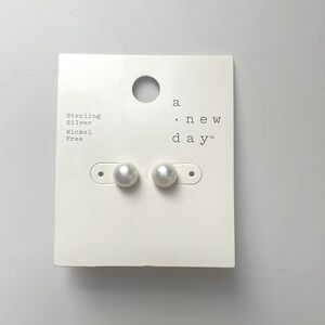 NWT- A New Day Pearl earrings